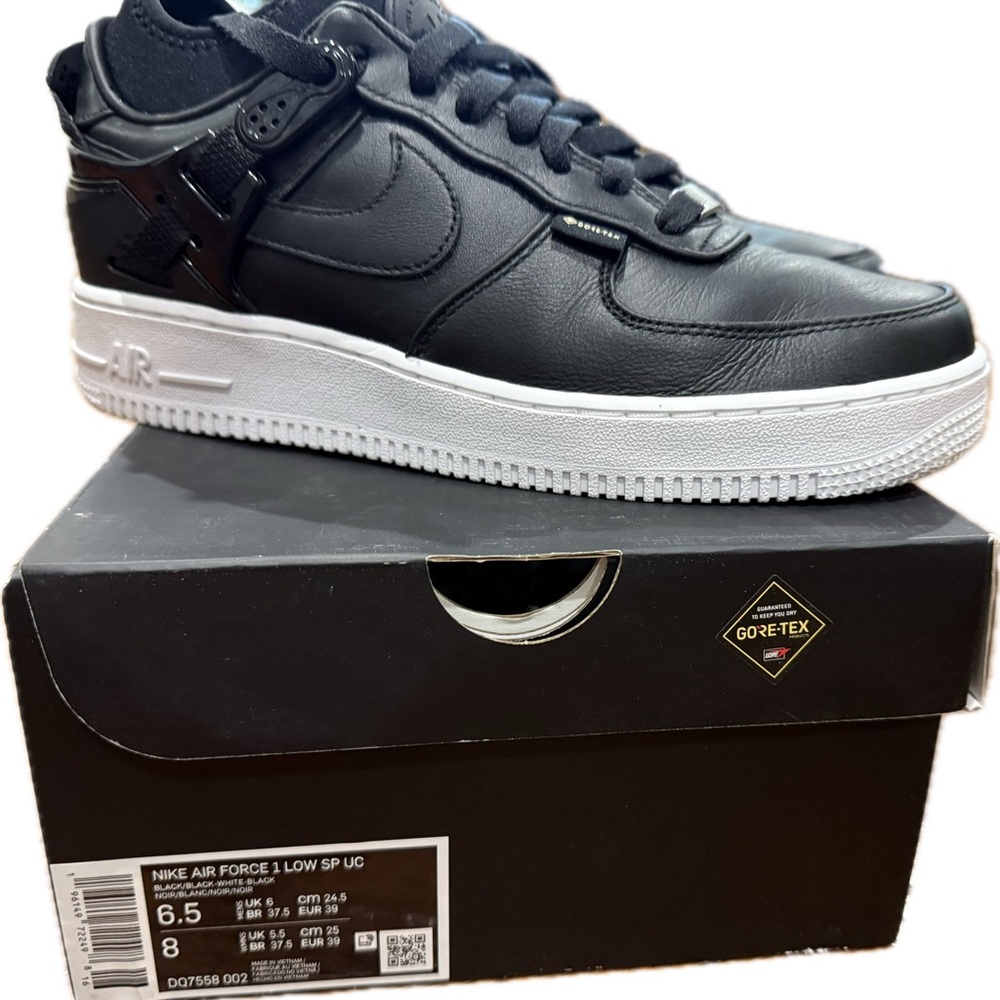 Nike Black and White Sneakers with Air Technology-like new
Men’s 6.5 Women’s 8